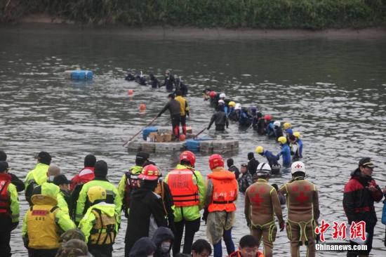 復(fù)興空難第8日出動(dòng)平臺船載挖土機(jī) 力尋失蹤者 復(fù)興空難第8日出動(dòng)平臺船載挖土機(jī) 力尋失蹤者