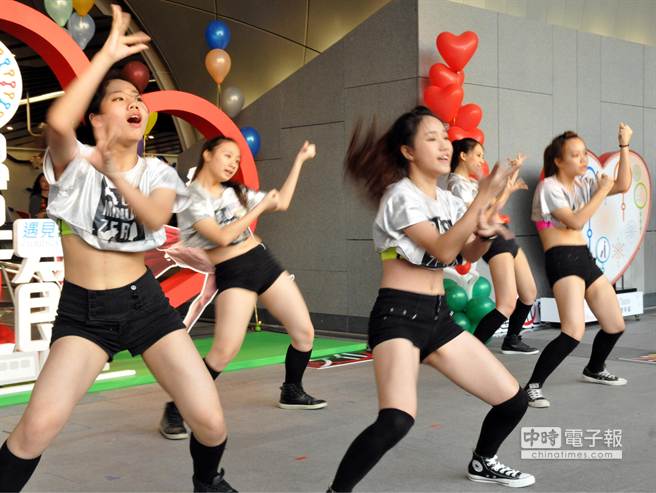 捷運(yùn)文化局辣妹熱舞 柯文哲:快流鼻血了 捷運(yùn)文化局辣妹熱舞 柯文哲:快流鼻血了