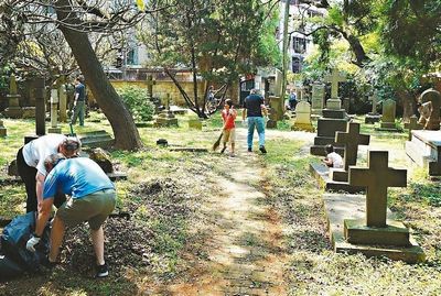 非親非故無(wú)所謂 新北墓園年年都有老外集體掃墓(圖) 非親非故無(wú)所謂 新北墓園年年都有老外集體掃墓(圖)