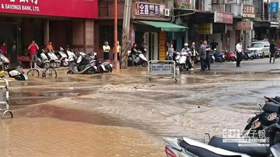 臺(tái)灣6.4級(jí)地震釀災(zāi)情停車塔汽車掉落疊羅漢(圖)