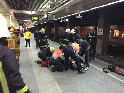 �_�F�f�Aվһ��Ů������܉��܇��ͣ��(sh��)ǧ����Ӱ�