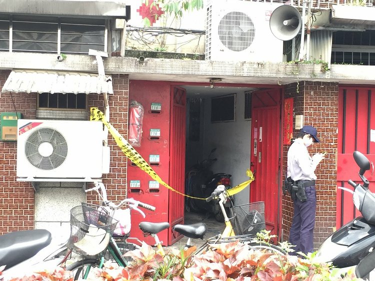 自來水飄臭味住戶發(fā)現(xiàn)水塔口有浮尸(圖) 自來水飄臭味住戶發(fā)現(xiàn)水塔口有浮尸(圖)