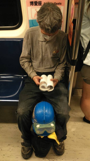 長者地鐵上專心低頭閱讀女警感動傳照片(圖)