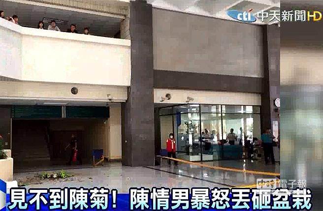 高雄陳情男因見不到市長陳菊 暴怒丟砸盆栽 高雄陳情男因見不到市長陳菊 暴怒丟砸盆栽