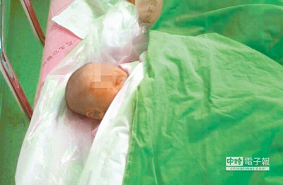 垃圾袋中伸出小手清潔女工救棄嬰一命(圖)