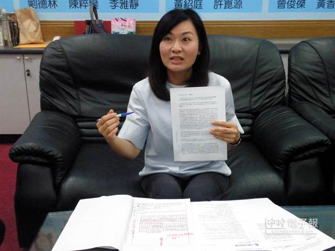 高雄市垃圾大戰(zhàn) 副市長嗆議員“多讀點書”遭網(wǎng)友酸 高雄市垃圾大戰(zhàn) 副市長嗆議員“多讀點書”遭網(wǎng)友酸