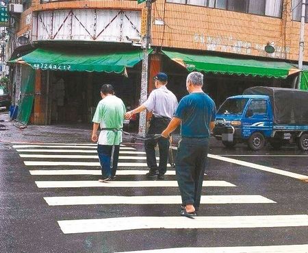 37歲男子吵著要喝飲料 失明老父用繩子綁住帶出門(mén) 37歲男子吵著要喝飲料 失明老父用繩子綁住帶出門(mén)