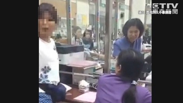 臺(tái)灣一婦人到郵局換錢因沒全給新鈔 現(xiàn)場飆罵不止 臺(tái)灣一婦人到郵局換錢因沒全給新鈔 現(xiàn)場飆罵不止