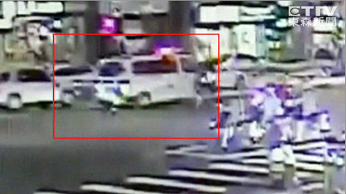 臺(tái)塵爆救護(hù)車半路拋錨 15人推1公里送傷員到院(圖) 臺(tái)塵爆救護(hù)車半路拋錨 15人推1公里送傷員到院(圖)