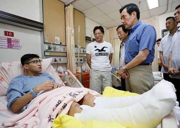 馬英九探病惹議 患者抱不平:他不會表達(dá)但眼睛會說話 馬英九探病惹議 患者抱不平:他不會表達(dá)但眼睛會說話