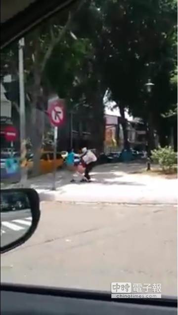 һ��(du��)ĸŮ��(d��ng)�ֱ��l(f��)֫�w�����_ͻ���^(gu��)��ȫ���������ς��W(w��ng)�j(lu��)�����_(t��i)ý���z���棩