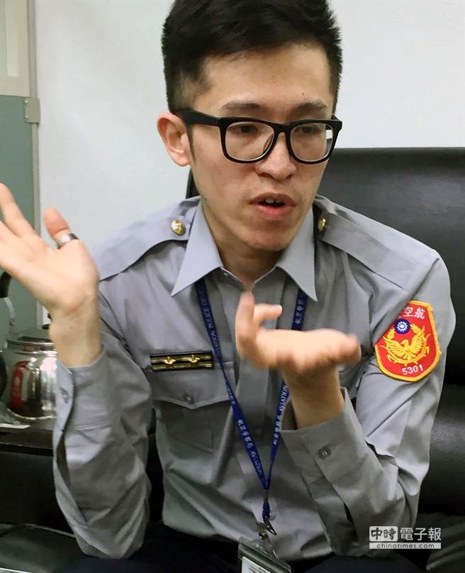 ֻ�򺽾���ֹ�ÿ͔y��Σ����Ʒѩ�Ѽ��ϙC(j��)�������ְ��zһ�(du��)���(du��)�L(zh��ng)�����(��D)���⵽�������ݾ��ٵă����j�R