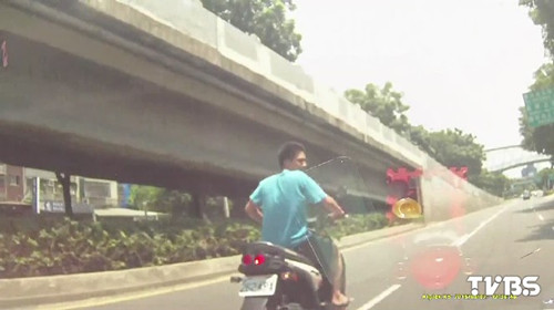 臺(tái)灣男子錯(cuò)認(rèn)女友持刀追車欲砍陌生情侶(圖)