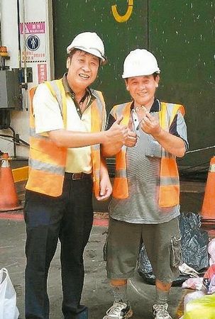 臺(tái)灣一里長幫人找假牙忍惡臭翻了整車?yán)▓D)