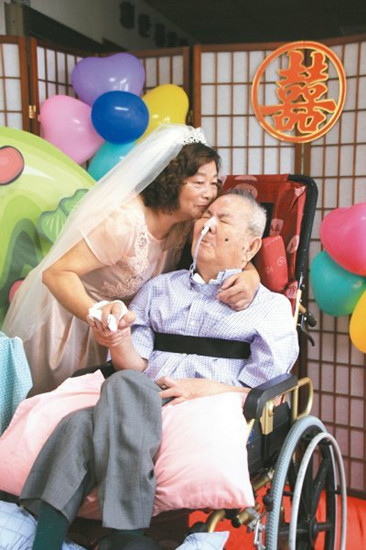 結(jié)婚半世紀丈夫成植物人妻子披婚紗輕吻(圖)