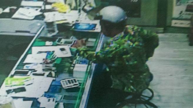 62歲男子偷智能手機(jī) 因?yàn)闀?huì)用怒丟垃圾車?yán)? title=