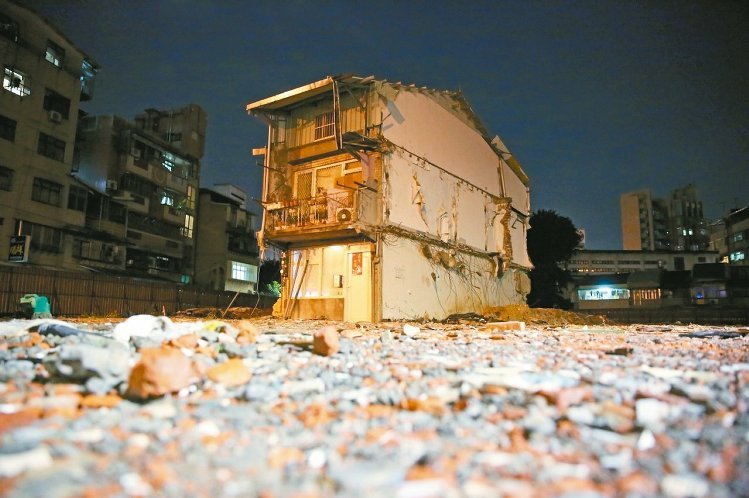 臺北最牛釘子戶遭強(qiáng)拆 臺北最牛釘子戶遭強(qiáng)拆