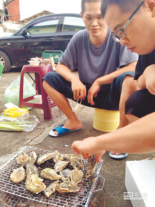 臺灣牡蠣產(chǎn)地價1斤不足10元 蚵農(nóng)臺風(fēng)前無奈搶收 臺灣牡蠣產(chǎn)地價1斤不足10元 蚵農(nóng)臺風(fēng)前無奈搶收