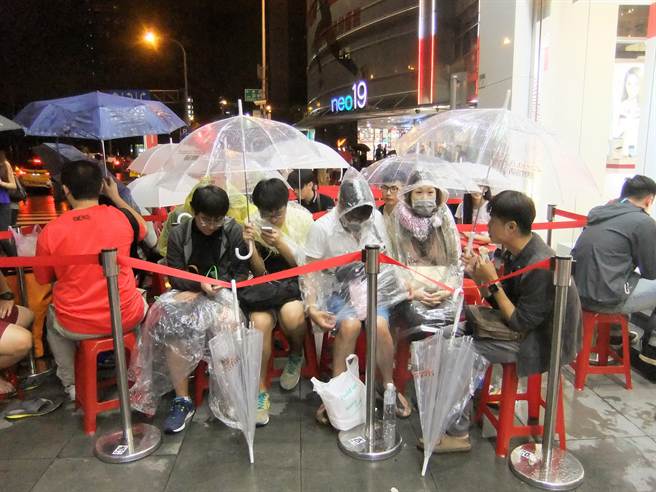 臺灣地區(qū)iPhone 6s今日凌晨開賣 果粉冒雨搶新機 臺灣地區(qū)iPhone 6s今日凌晨開賣 果粉冒雨搶新機