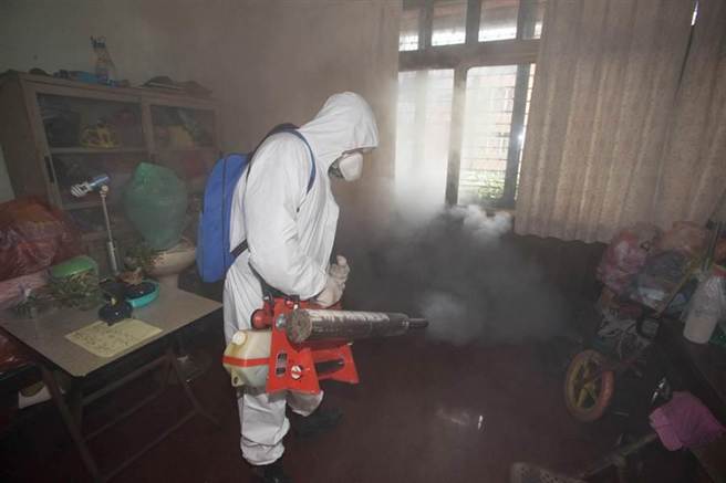 臺南市登革熱病例數(shù)突破2萬大關(guān),臺軍化學(xué)兵到東區(qū)民宅進(jìn)行噴藥作業(yè) 臺南市登革熱病例數(shù)突破2萬大關(guān),臺軍化學(xué)兵到東區(qū)民宅進(jìn)行噴藥作業(yè)