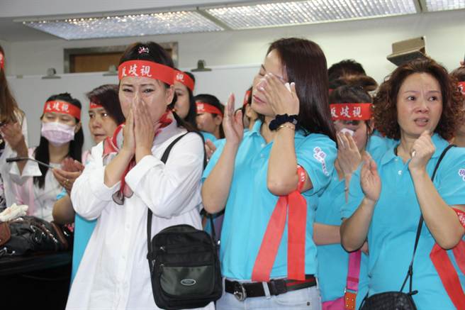 臺南女學(xué)生跳樓自殺 悔過書控訴老師侮辱母親(圖) 臺南女學(xué)生跳樓自殺 悔過書控訴老師侮辱母親(圖)