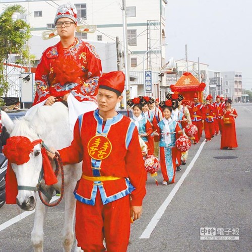 臺(tái)灣新郎騎白馬娶新娘(圖)