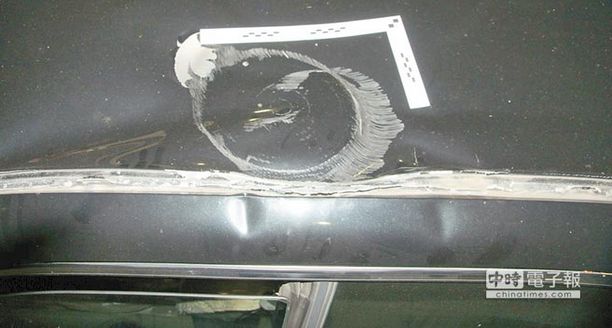 名醫(yī)為泄憤從24樓扔啞鈴杠片砸中轎車嚇壞車主 名醫(yī)為泄憤從24樓扔啞鈴杠片砸中轎車嚇壞車主