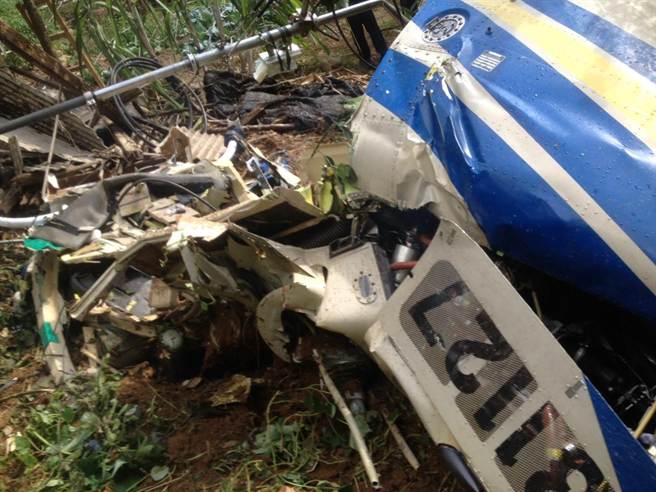 臺灣一架直升機墜落機頭全毀 2駕駛員身亡(圖) 臺灣一架直升機墜落機頭全毀 2駕駛員身亡(圖)