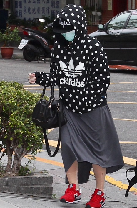 塵爆傷者泣訴:赤腳流血爬上救護(hù)車 法官數(shù)度哽咽 塵爆傷者泣訴:赤腳流血爬上救護(hù)車 法官數(shù)度哽咽