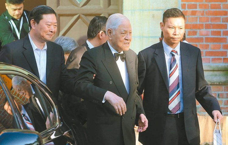 李登輝中風(fēng)后首露面 牽手孫女為婚禮彩排 李登輝中風(fēng)后首露面 牽手孫女為婚禮彩排