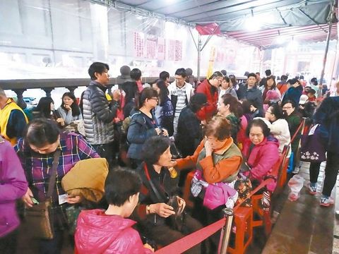 景氣越差信眾越多臺(tái)北龍山寺光明燈年收入1.2億