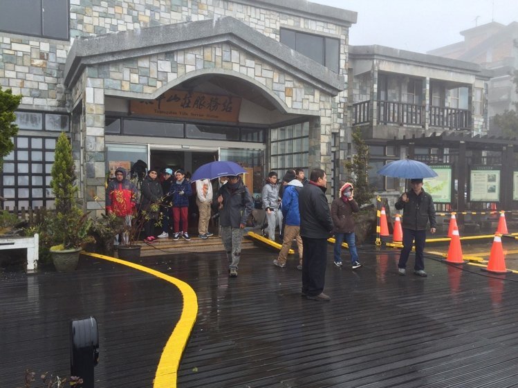 寒流襲臺(tái) 臺(tái)灣太平山涌進(jìn)2000名游客等下雪(圖) 寒流襲臺(tái) 臺(tái)灣太平山涌進(jìn)2000名游客等下雪(圖)