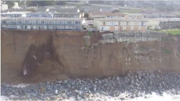 美國(guó)加州受暴雨侵蝕嚴(yán)重 海景房險(xiǎn)入海(圖) 美國(guó)加州受暴雨侵蝕嚴(yán)重 海景房險(xiǎn)入海(圖)