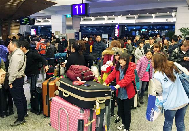 桃園機場春運搭機人潮擠爆大廳 日旅運量破13萬(圖) 桃園機場春運搭機人潮擠爆大廳 日旅運量破13萬(圖)