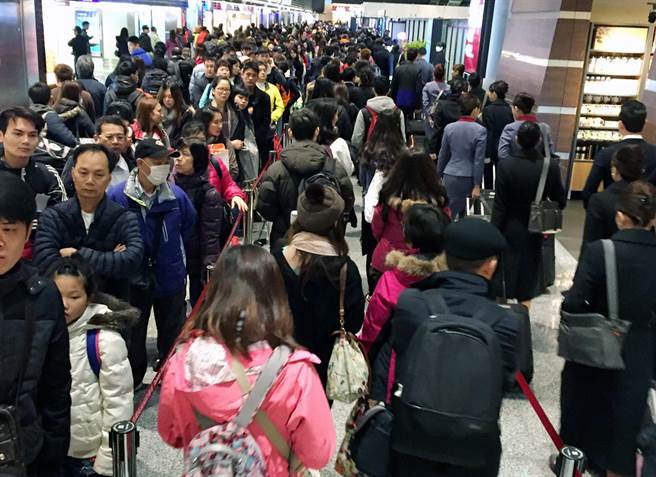 桃園機場春運搭機人潮擠爆大廳 日旅運量破13萬(圖) 桃園機場春運搭機人潮擠爆大廳 日旅運量破13萬(圖)