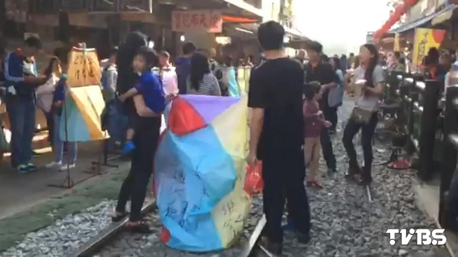 臺灣平溪游客超10萬人 春節(jié)期間放天燈引發(fā)火災 臺灣平溪游客超10萬人 春節(jié)期間放天燈引發(fā)火災