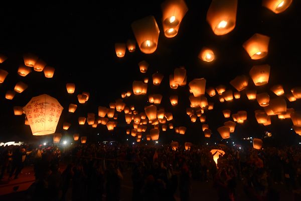 新北放四千兩百盞天燈 環(huán)保團(tuán)體呼吁市長莫成幫兇 新北放四千兩百盞天燈 環(huán)保團(tuán)體呼吁市長莫成幫兇