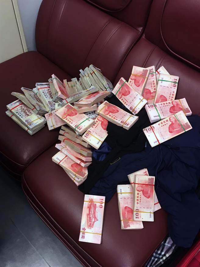 女子身藏百萬(wàn)謊稱(chēng)懷孕 神情緊張安檢識(shí)破 女子身藏百萬(wàn)謊稱(chēng)懷孕 神情緊張安檢識(shí)破