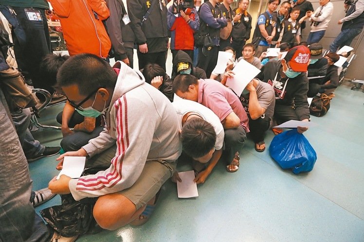 臺(tái)18人涉馬來(lái)西亞詐騙遭羈押 否認(rèn)返臺(tái)后酒店狂歡 臺(tái)18人涉馬來(lái)西亞詐騙遭羈押 否認(rèn)返臺(tái)后酒店狂歡