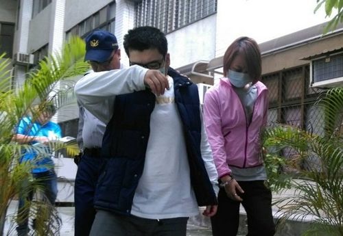 男子在旅館對女友施暴警方?jīng)_進房間搜出槍支毒品