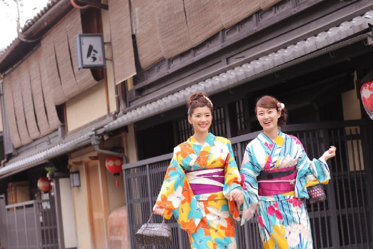 臺(tái)灣游客在日本景區(qū)穿和服遭批:無美感破壞風(fēng)景 臺(tái)灣游客在日本景區(qū)穿和服遭批:無美感破壞風(fēng)景