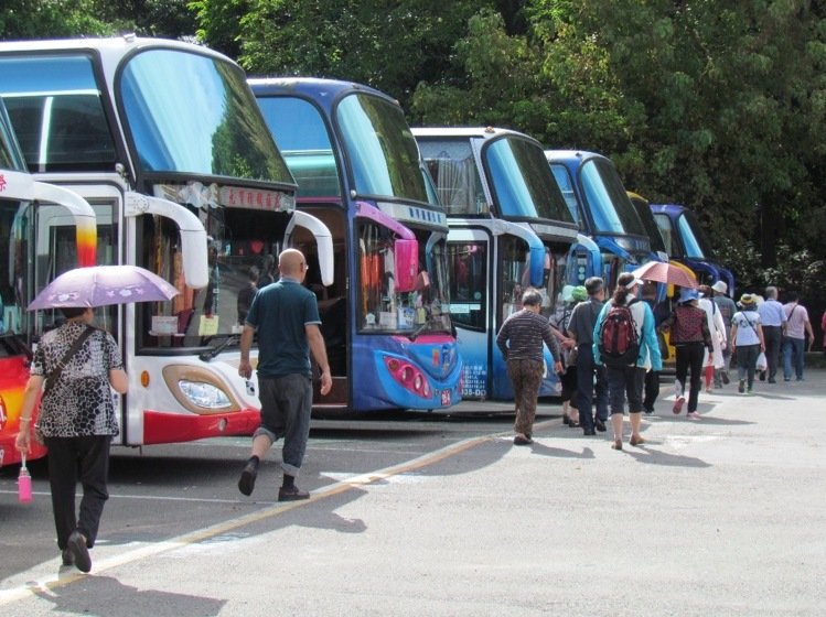 圖為蓮池潭風(fēng)景區(qū)的大陸游客 圖為蓮池潭風(fēng)景區(qū)的大陸游客