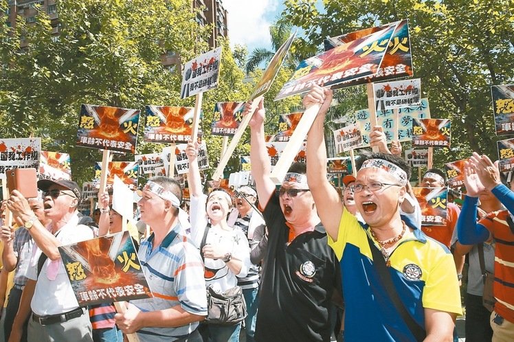 臺(tái)游覽車遭污名化 200名駕駛員赴臺(tái)交通部門舉牌抗議 臺(tái)游覽車遭污名化 200名駕駛員赴臺(tái)交通部門舉牌抗議