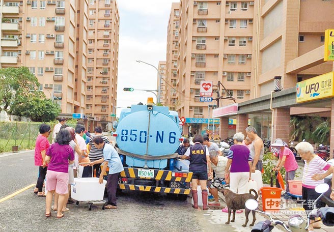 高雄供水進(jìn)度1天跳票3次 市民打3000通電話(huà)轟炸市府 高雄供水進(jìn)度1天跳票3次 市民打3000通電話(huà)轟炸市府