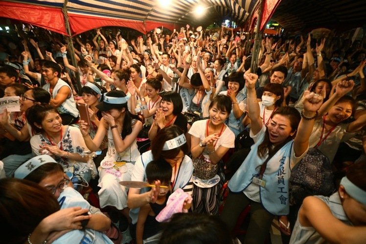 臺華航空服員再抗議 備500顆雞蛋“蛋洗”臺北分公司 臺華航空服員再抗議 備500顆雞蛋“蛋洗”臺北分公司