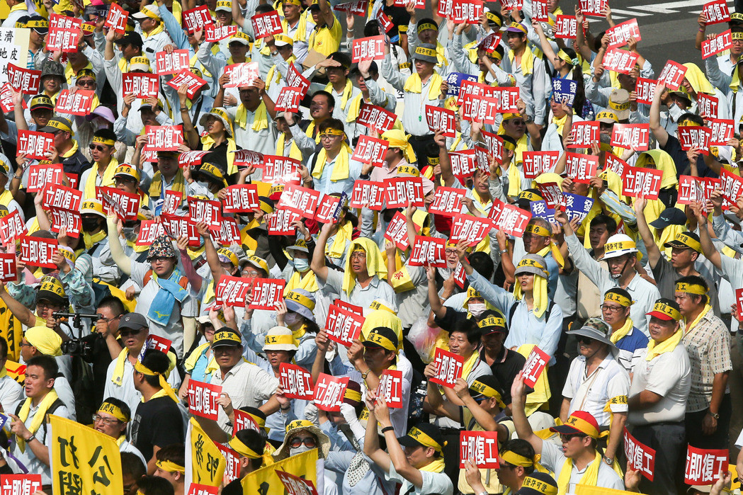 臺化抗爭員工向蔡英文喊話:吵架你都沒看到嗎? (圖片來源:臺灣《聯(lián)合報》) 臺化抗爭員工向蔡英文喊話:吵架你都沒看到嗎? (圖片來源:臺灣《聯(lián)合報》)