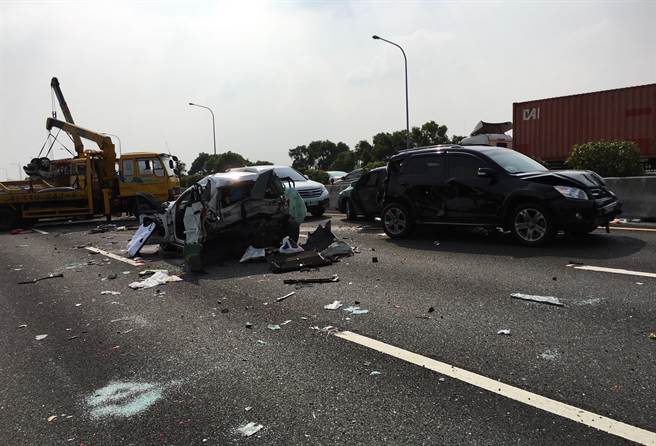 臺(tái)灣高速公路發(fā)生9車(chē)連環(huán)撞事故 十多人送醫(yī)(圖) 臺(tái)灣高速公路發(fā)生9車(chē)連環(huán)撞事故 十多人送醫(yī)(圖)