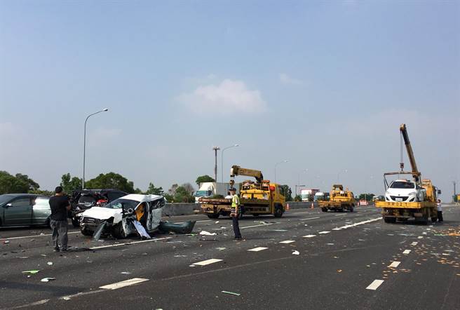 臺(tái)灣高速公路發(fā)生9車(chē)連環(huán)撞事故 十多人送醫(yī)(圖) 臺(tái)灣高速公路發(fā)生9車(chē)連環(huán)撞事故 十多人送醫(yī)(圖)