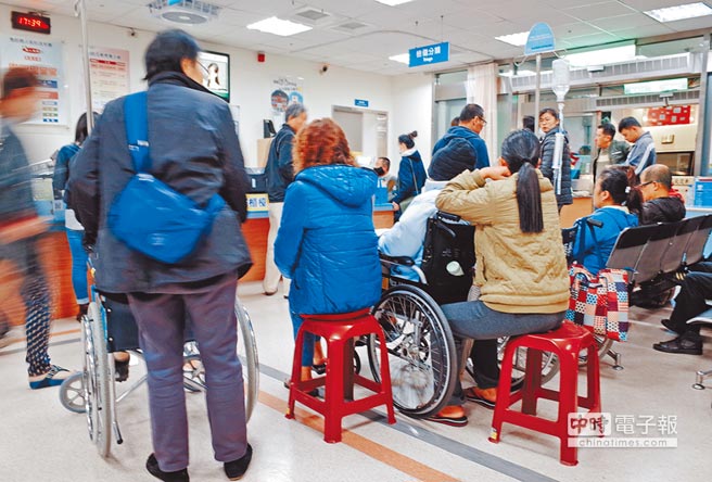 臺當(dāng)局“一例一休”新規(guī)將迎春節(jié)長假 患者就診大考驗 臺當(dāng)局“一例一休”新規(guī)將迎春節(jié)長假 患者就診大考驗