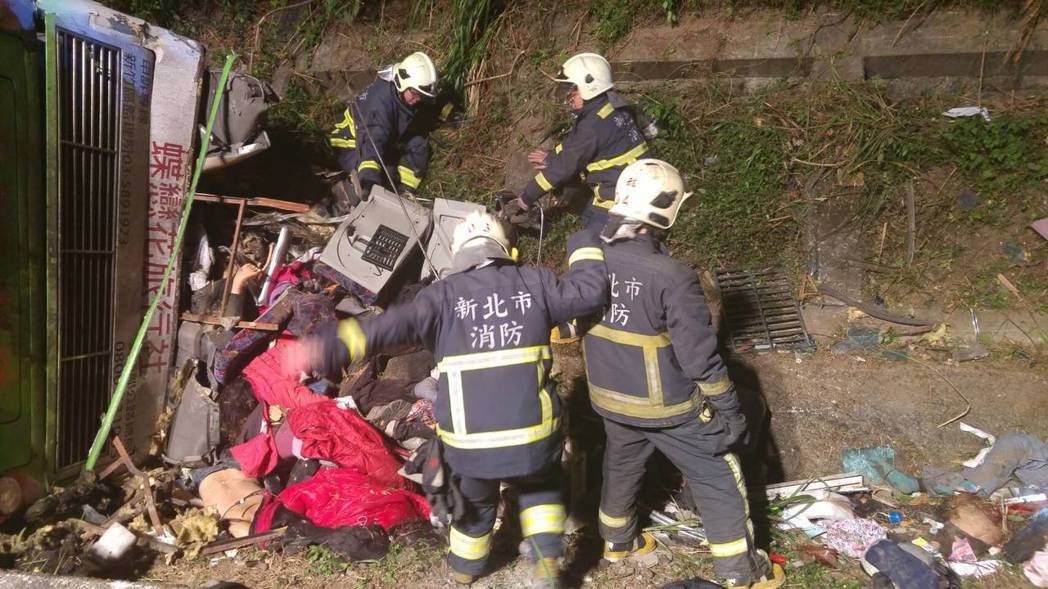 臺(tái)出事游覽車(chē)內(nèi)部搶救畫(huà)面曝光 場(chǎng)面混亂受傷旅客哀嚎 臺(tái)出事游覽車(chē)內(nèi)部搶救畫(huà)面曝光 場(chǎng)面混亂受傷旅客哀嚎